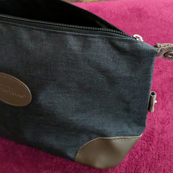 *. Bella Russo Toiletry Bag - Picture 7 of 9